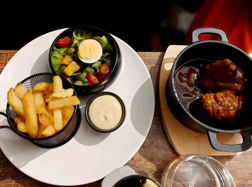 Plat, Les boulets Liégeois, Frites, salade, mayonnaise.