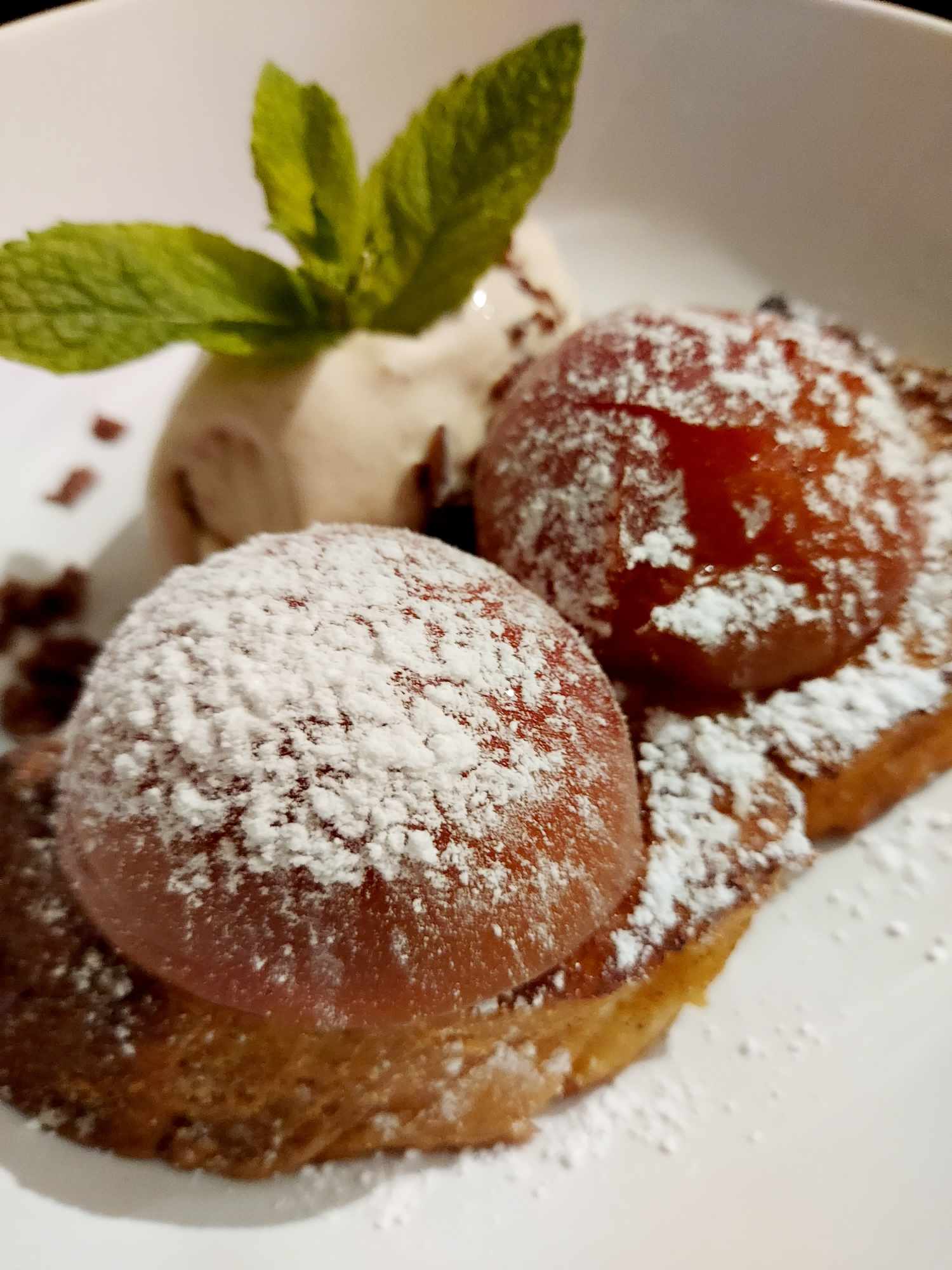 Plat bistrot brice bri-ce, dessert, Pain perdu caramélisé, Prune bleue, glace pain d’épice.