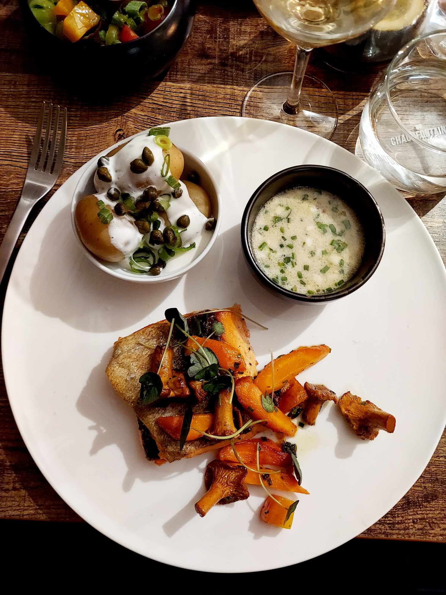 Plat, La truite saumonée, Pavé rôti, petits légumes, beurre blanc, pommes grenailles agrémentées.